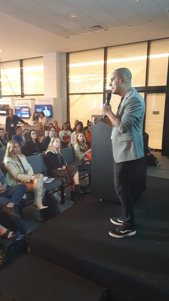 Carlos Teles palestrando sobre branding e posicionamento