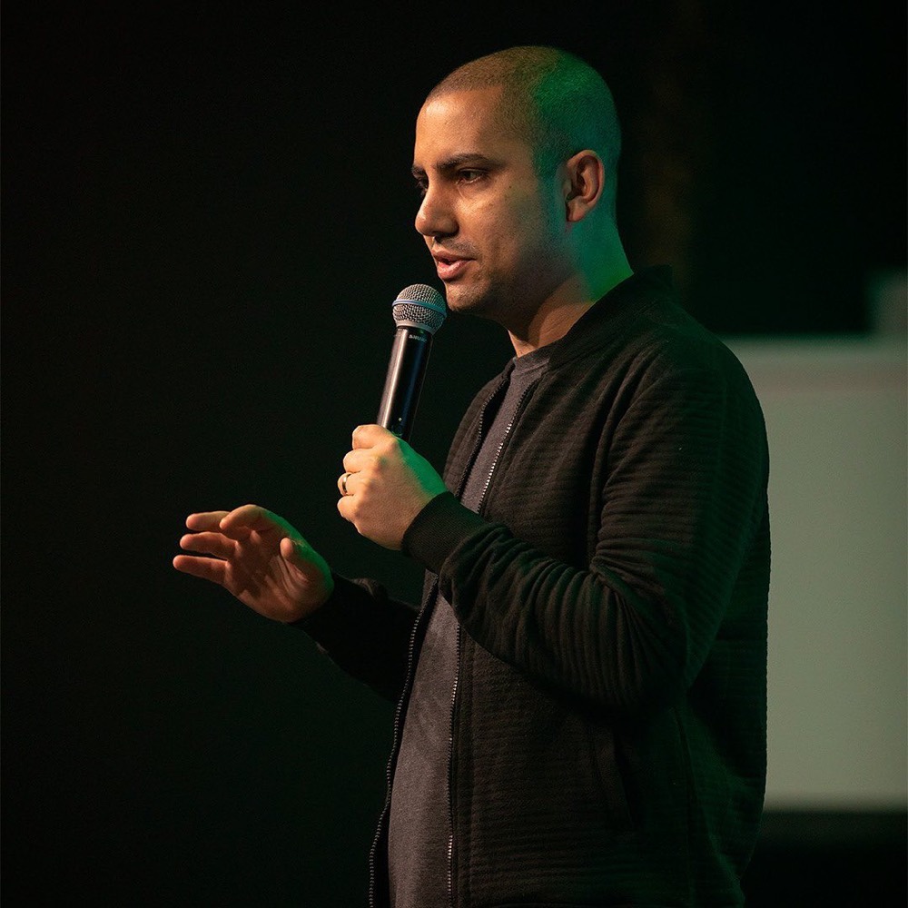 Carlos Teles palestrando sobre branding e posicionamento