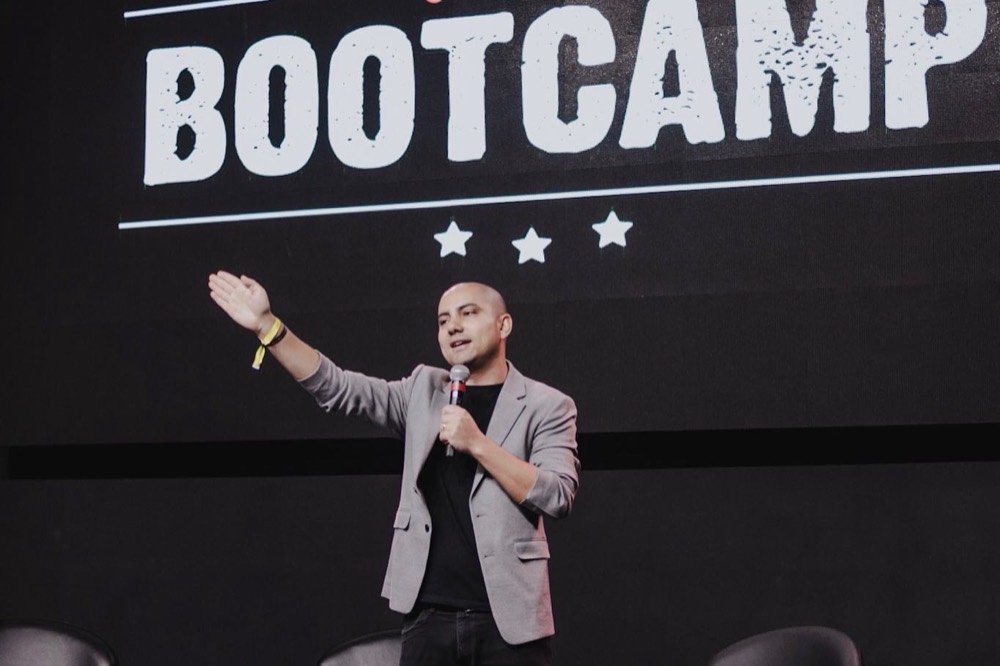Carlos Teles palestrando sobre branding e posicionamento