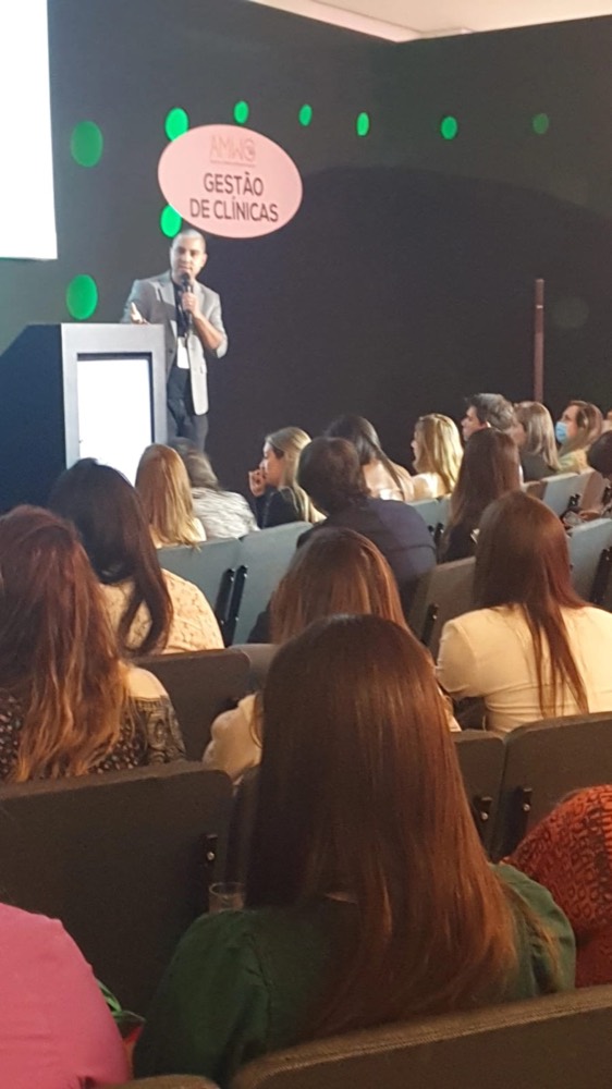 Carlos Teles palestrando sobre branding e posicionamento