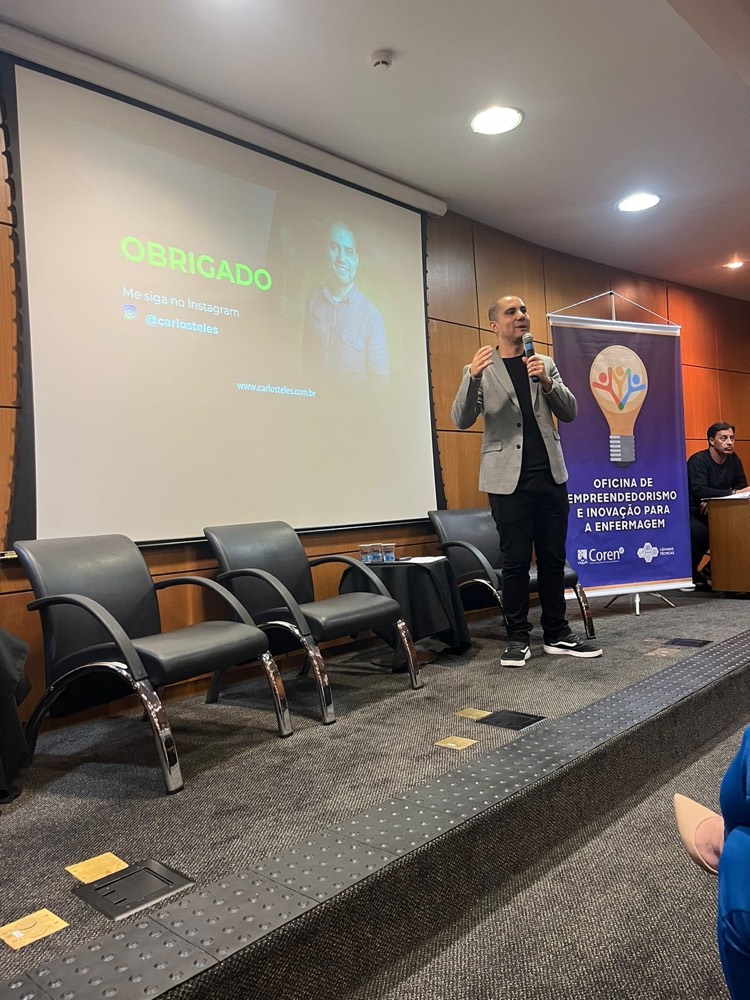 Carlos Teles palestrando sobre branding e posicionamento