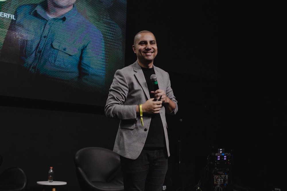 Carlos Teles palestrando sobre branding e posicionamento