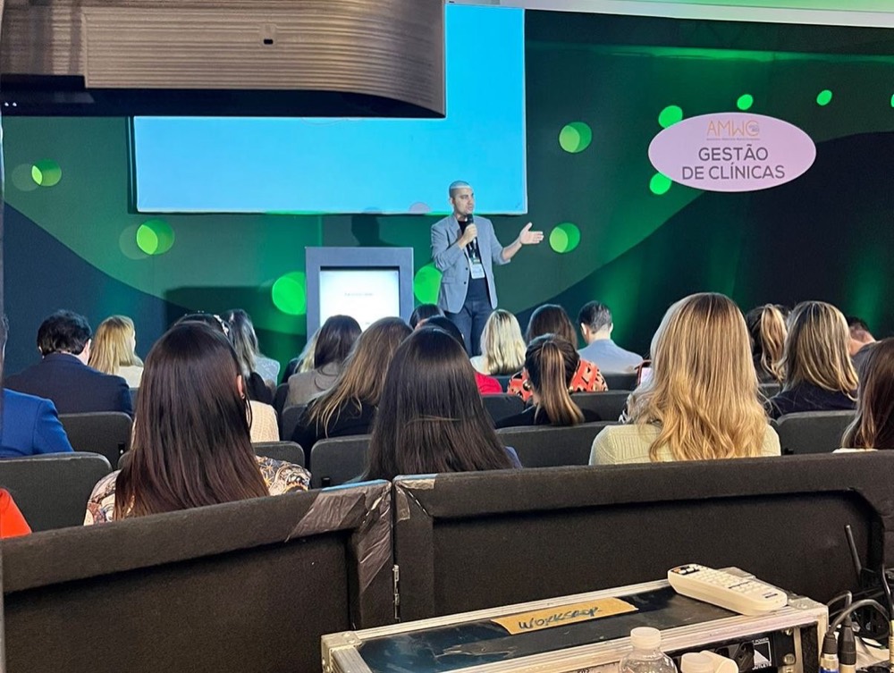 Carlos Teles palestrando sobre branding e posicionamento
