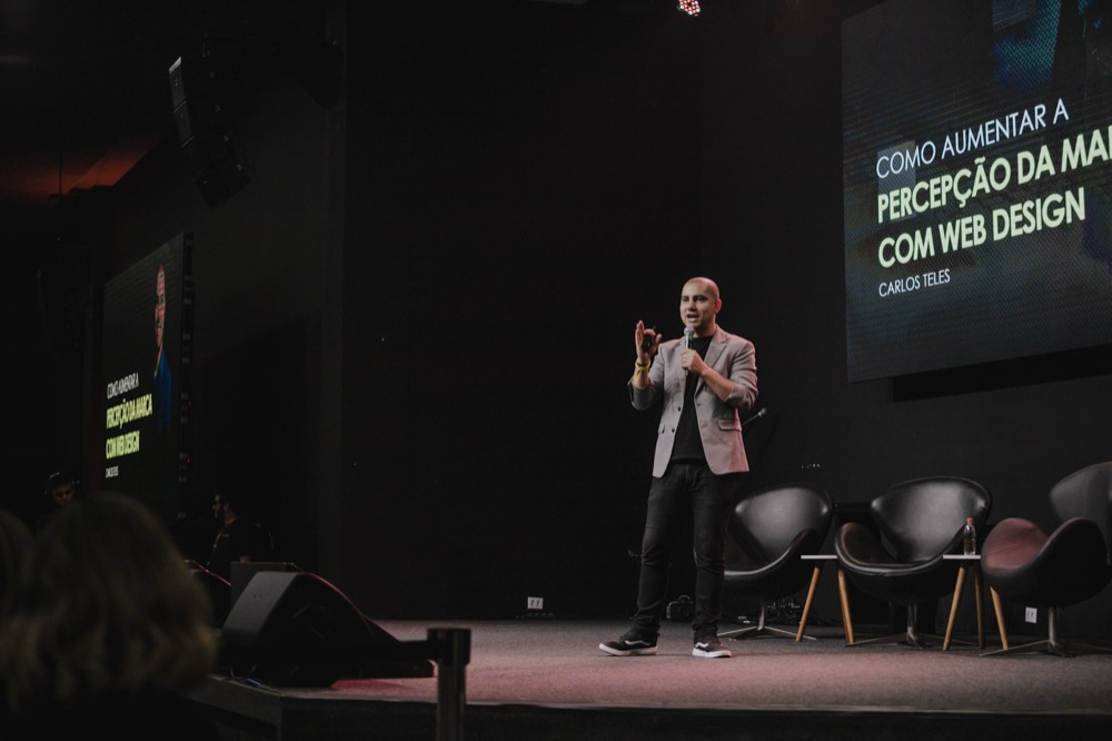 Carlos Teles palestrando sobre branding e posicionamento