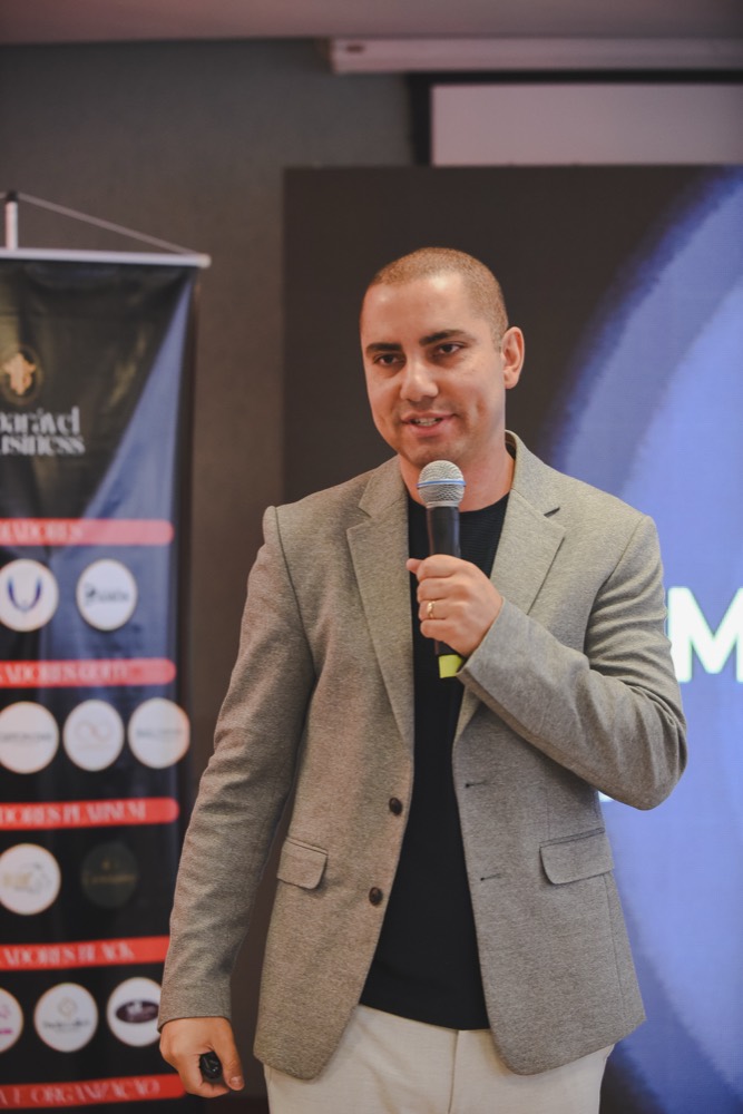Carlos Teles palestrando sobre branding e posicionamento