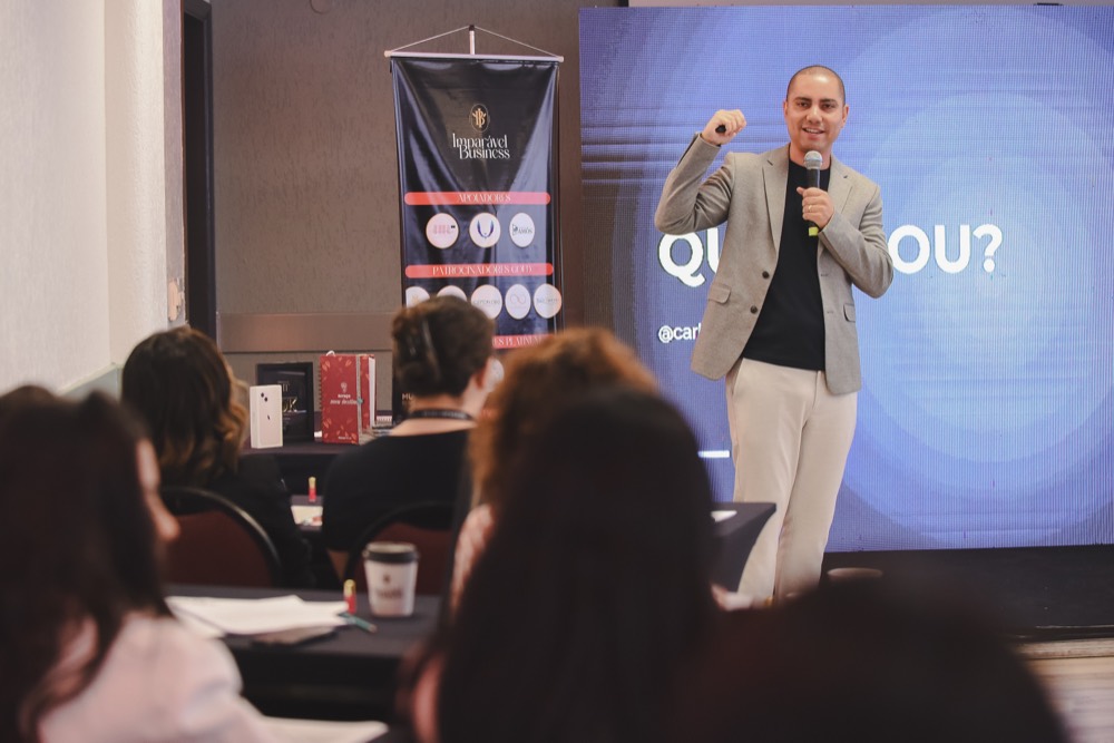 Carlos Teles palestrando sobre branding e posicionamento