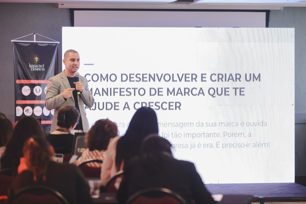 Carlos Teles palestrando sobre branding e posicionamento