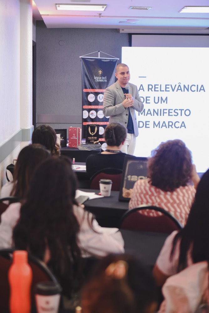 Carlos Teles palestrando sobre branding e posicionamento