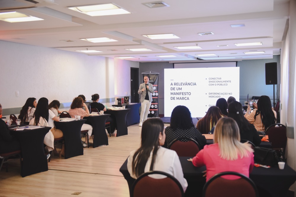 Carlos Teles palestrando sobre branding e posicionamento