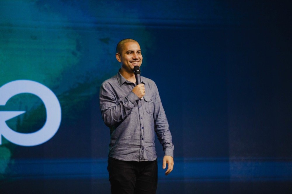 Carlos Teles palestrando sobre branding e posicionamento