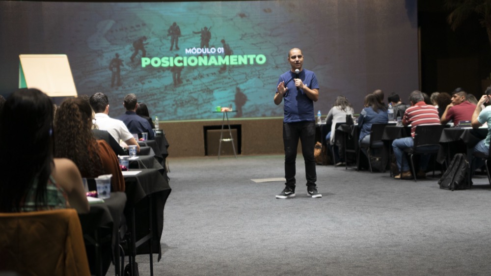 Carlos Teles palestrando sobre branding e posicionamento