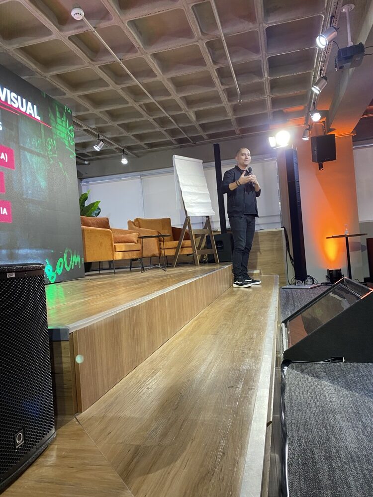 Carlos Teles palestrando sobre branding e posicionamento