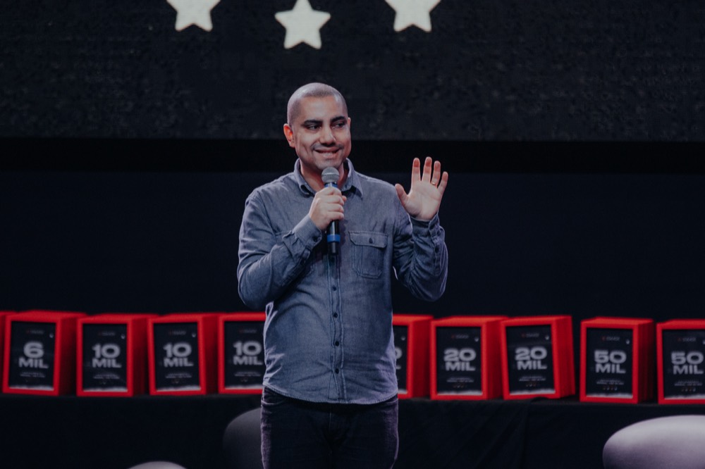 Carlos Teles palestrando sobre branding e posicionamento