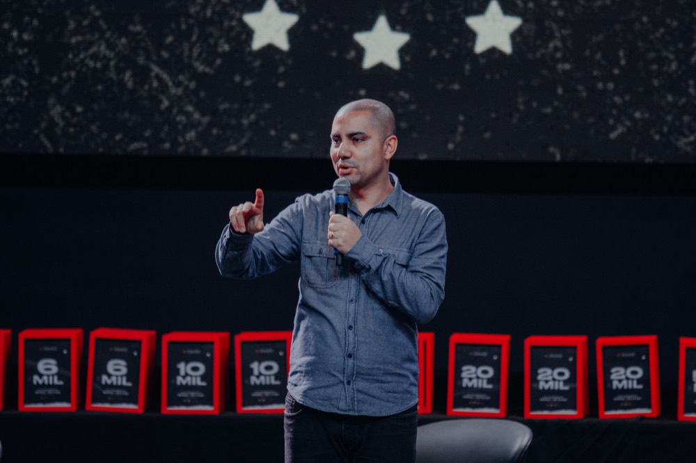 Carlos Teles palestrando sobre branding e posicionamento