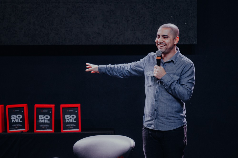 Carlos Teles palestrando sobre branding e posicionamento