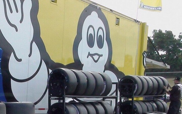 Pneus Michelin e o boneco Michelin (Bibendum), ilustrando a lição de branding da Michelin